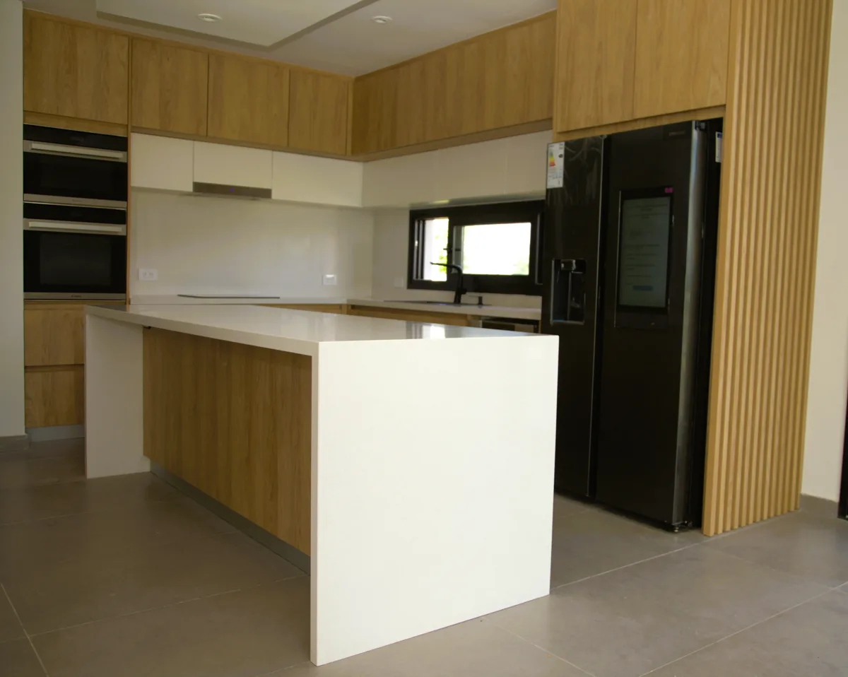 Cocina en melamina y laqueado blanco