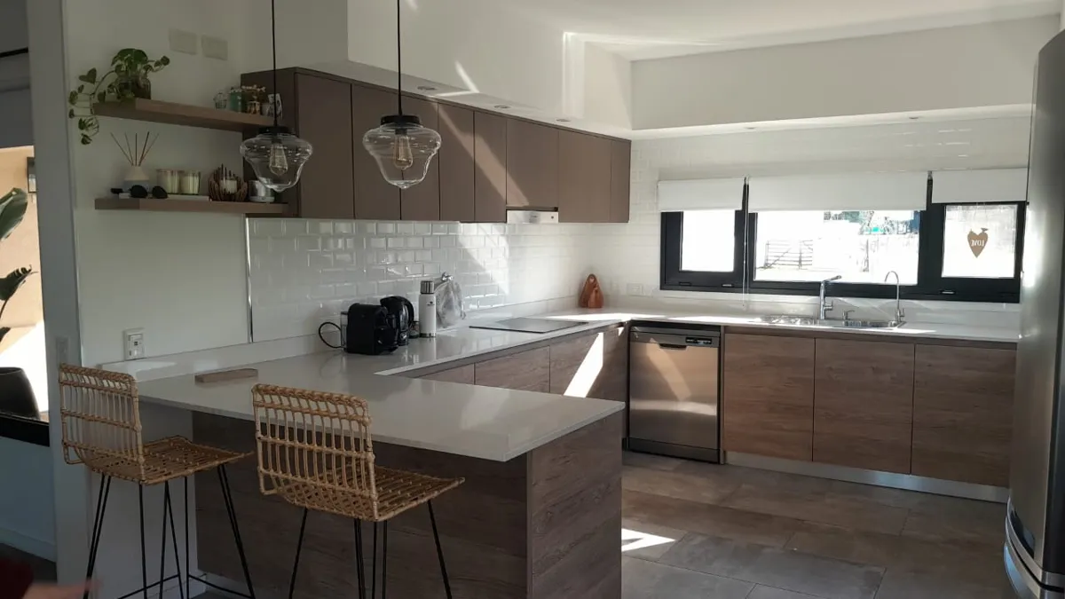 Cocina en U terminada con mesada de cuarzo blanco