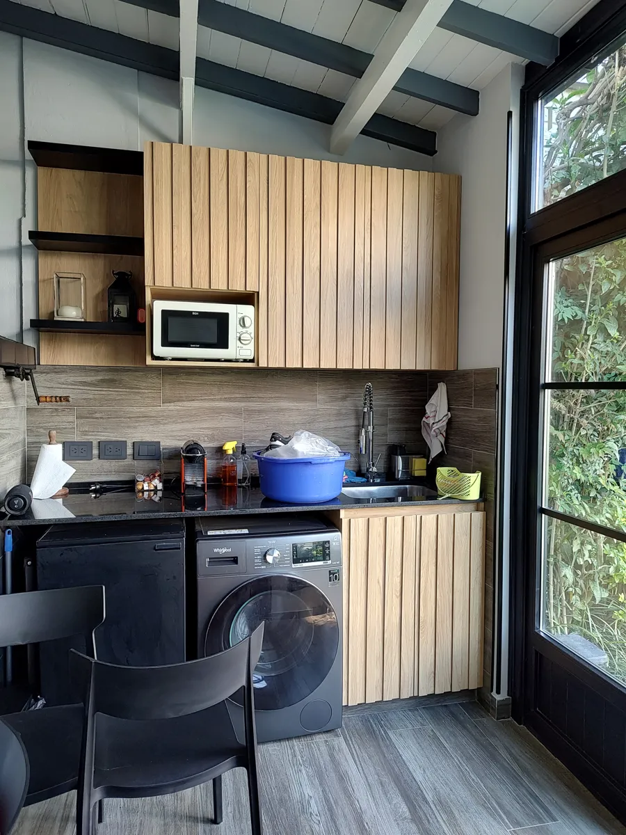Lavadero terminado con mueble a medida en madera